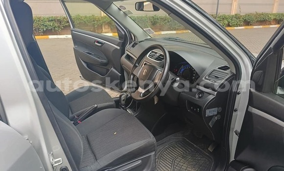 Oofamaa Suzuki Swift White Makiinaa iti Bura keessatti Northeast Kenya keessatti Oofamaa Suzuki Swift White Makiinaa iti Bura keessatti Northeast Kenya keessatti