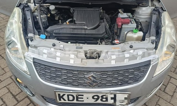 Oofamaa Suzuki Swift White Makiinaa iti Bura keessatti Northeast Kenya keessatti Oofamaa Suzuki Swift White Makiinaa iti Bura keessatti Northeast Kenya keessatti