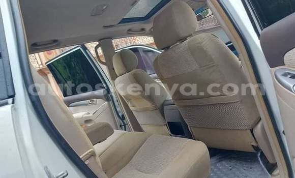 Oofamaa Toyota Prado White Makiinaa iti Busia keessatti West Kenya keessatti Oofamaa Toyota Prado White Makiinaa iti Busia keessatti West Kenya keessatti