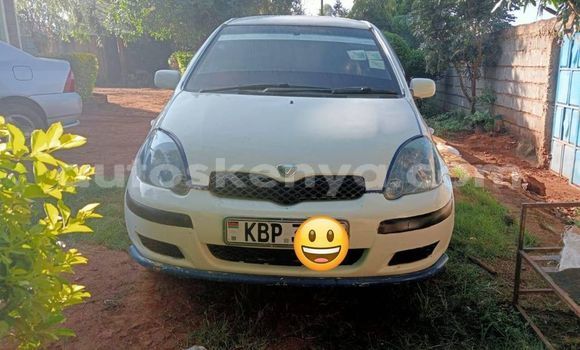 Oofamaa Toyota Vitz White Makiinaa iti Nairobi keessatti Nairobi keessatti