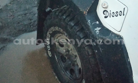 Oofamaa Nissan Hardbody White Makiinaa iti Kiambu keessatti Nairobi keessatti