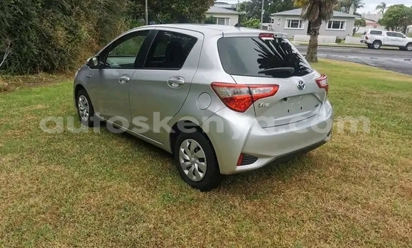 Oofamaa Toyota Vitz Beige Makiinaa iti Nairobi keessatti Nairobi keessatti