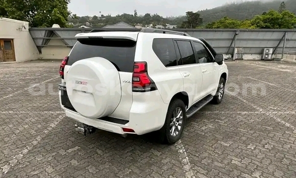 Nunua Ilio tumika Toyota Land Cruiser Prado Nyeupe Gari ndani ya Nairobi nchini Nairobi