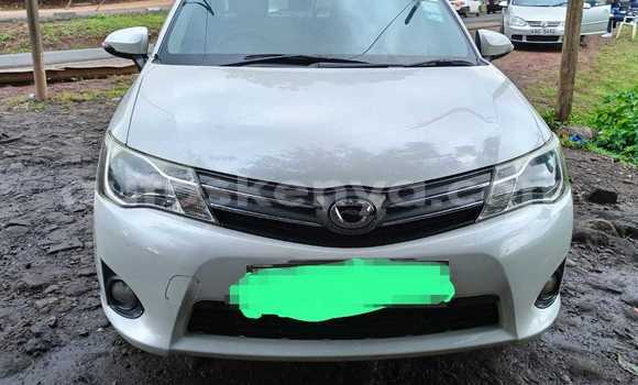 Oofamaa Toyota Axio White Makiinaa iti Bura keessatti Northeast Kenya keessatti