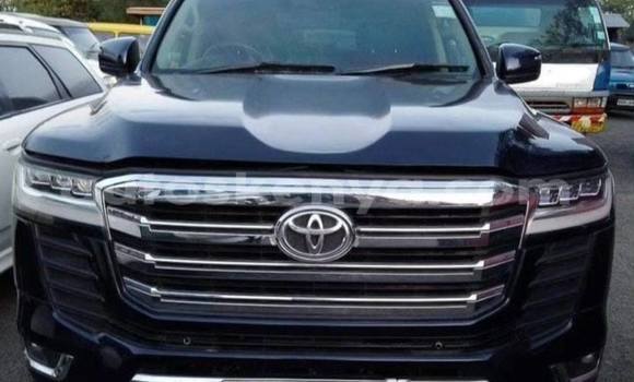 Oofamaa Toyota Land Cruiser Black Makiinaa iti Bura keessatti Northeast Kenya keessatti