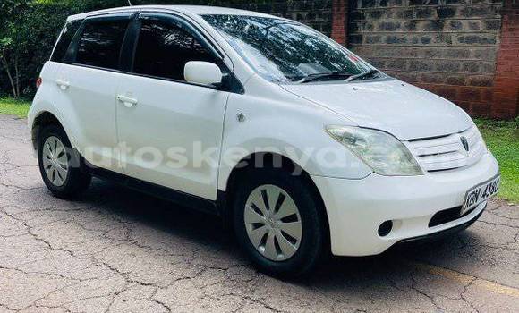 Oofamaa Toyota IST White Makiinaa iti Bura keessatti Northeast Kenya keessatti Oofamaa Toyota IST White Makiinaa iti Bura keessatti Northeast Kenya keessatti