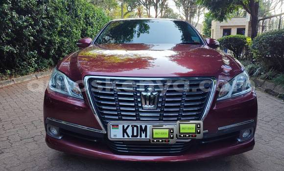 Nunua Ilio tumika Toyota Crown Nyekundu Gari ndani ya Bura nchini Kaskazini Mashariki mwa Kenya