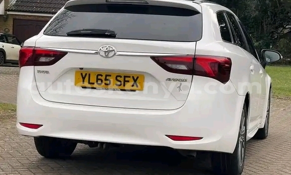 Oofamaa Toyota Avensis White Makiinaa iti Nairobi keessatti Nairobi keessatti