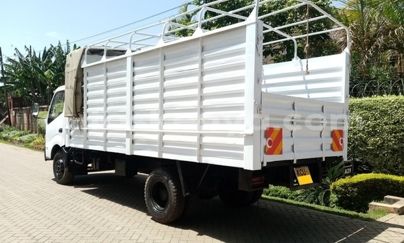 Haaraa Hino 300 Series White Netiree iti Nairobi keessatti Nairobi keessatti