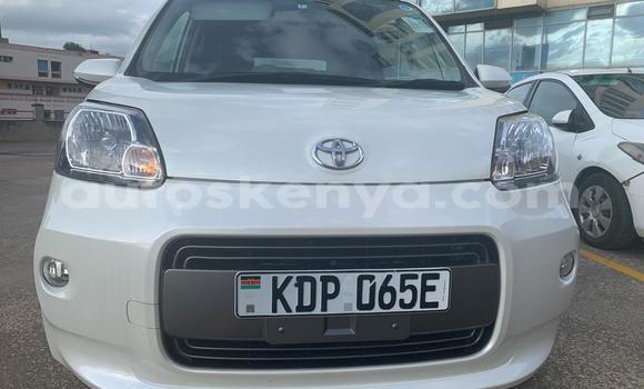 Oofamaa Toyota Porte White Makiinaa iti Nairobi keessatti Nairobi keessatti