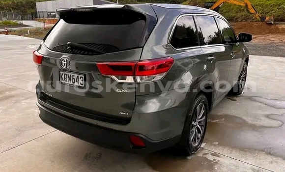 Oofamaa Toyota Highlander Black Makiinaa iti Nairobi keessatti Nairobi keessatti