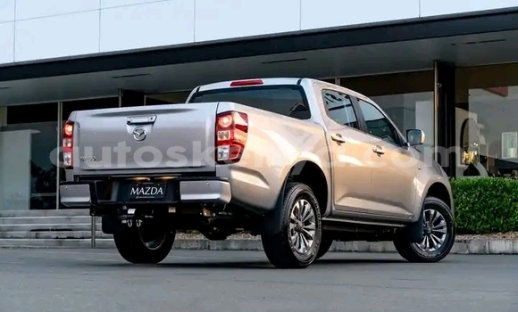 Oofamaa Mazda BT-50 Beige Makiinaa iti Nairobi keessatti Nairobi keessatti