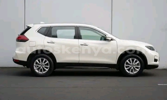 Oofamaa Nissan X–Trail White Makiinaa iti Nairobi keessatti Nairobi keessatti