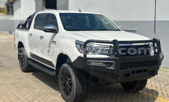 Imported Toyota Hiluxe Revo White Makiinaa iti Mombasa keessatti Coastal Kenya keessatti