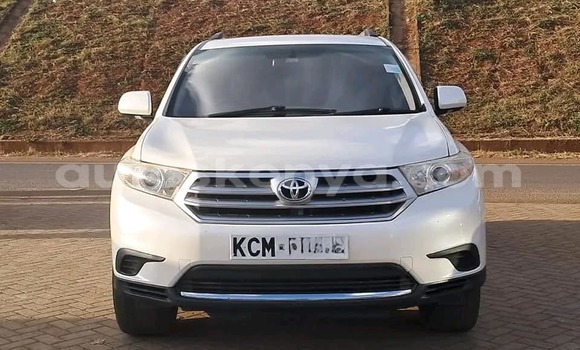Nunua Ilio tumika Toyota Kluger Nyeupe Gari ndani ya Bute nchini Kaskazini Mashariki mwa Kenya