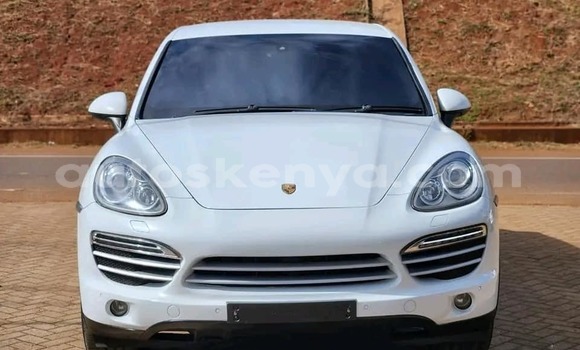 Oofamaa Porsche Cayenne White Makiinaa iti Bute keessatti Northeast Kenya keessatti