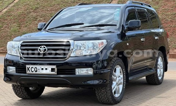 Oofamaa Toyota Land Cruiser Black Makiinaa iti Bura keessatti Northeast Kenya keessatti