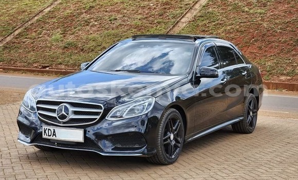 Nunua Ilio tumika Mercedes‒Benz E–Class Nyeusi Gari ndani ya Bura nchini Kaskazini Mashariki mwa Kenya