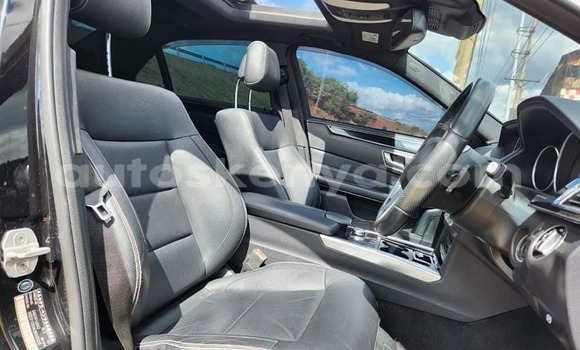 Nunua Ilio tumika Mercedes‒Benz E–Class Nyeusi Gari ndani ya Bura nchini Kaskazini Mashariki mwa Kenya Nunua Ilio tumika Mercedes‒Benz E–Class Nyeusi Gari ndani ya Bura nchini Kaskazini Mashariki mwa Kenya