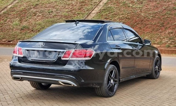 Nunua Ilio tumika Mercedes‒Benz E–Class Nyeusi Gari ndani ya Bura nchini Kaskazini Mashariki mwa Kenya Nunua Ilio tumika Mercedes‒Benz E–Class Nyeusi Gari ndani ya Bura nchini Kaskazini Mashariki mwa Kenya