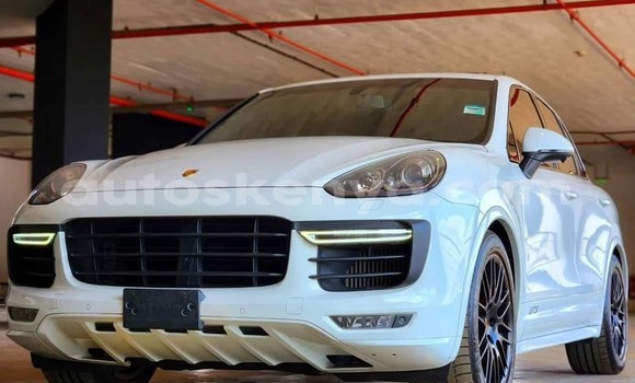 Oofamaa Porsche Cayenne White Makiinaa iti Changamwe keessatti Coast keessatti