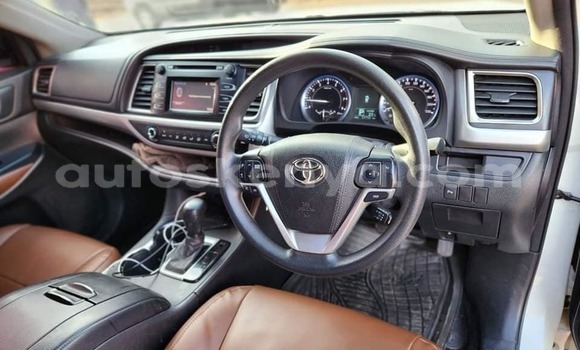 Nunua Ilio tumika Toyota Kluger Nyeupe Gari ndani ya Bura nchini Kaskazini Mashariki mwa Kenya Nunua Ilio tumika Toyota Kluger Nyeupe Gari ndani ya Bura nchini Kaskazini Mashariki mwa Kenya