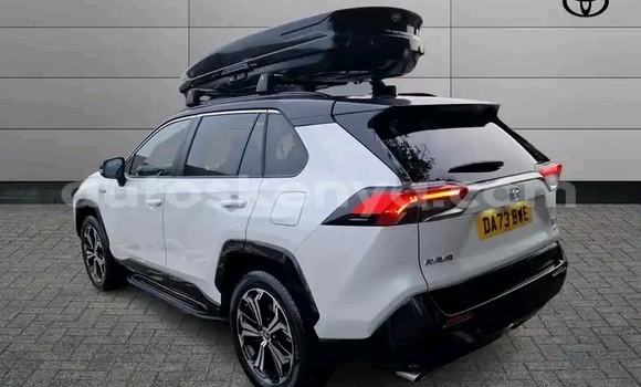Nunua Ilio tumika Toyota RAV4 Nyeupe Gari ndani ya Nairobi nchini Nairobi