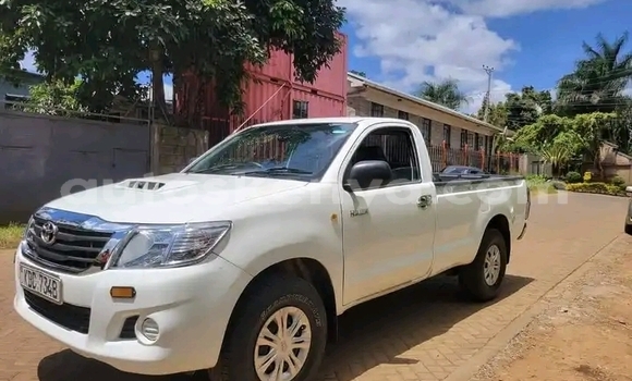 Oofamaa Toyota Hilux White Makiinaa iti Nairobi keessatti Nairobi keessatti