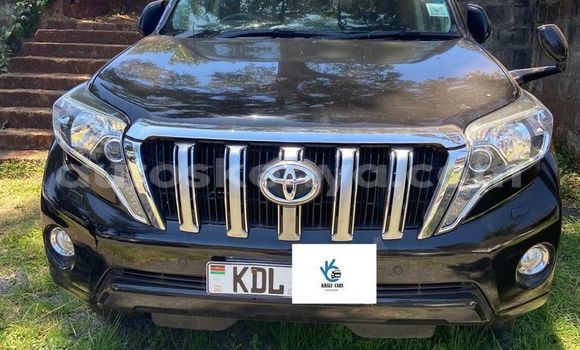 Oofamaa Toyota Prado Black Makiinaa iti Bura keessatti Northeast Kenya keessatti