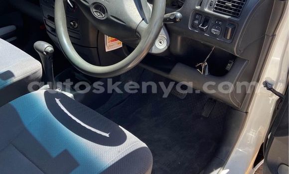 Oofamaa Toyota Probox White Makiinaa iti Busia keessatti West Kenya keessatti