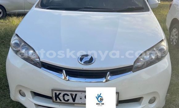 Oofamaa Toyota Wish White Makiinaa iti Bura keessatti Northeast Kenya keessatti Oofamaa Toyota Wish White Makiinaa iti Bura keessatti Northeast Kenya keessatti