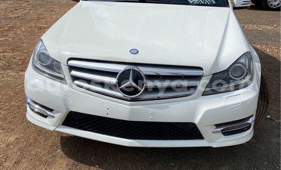 Oofamaa Mercedes-Benz C-Classe White Makiinaa iti Busia keessatti West Kenya keessatti Oofamaa Mercedes-Benz C-Classe White Makiinaa iti Busia keessatti West Kenya keessatti