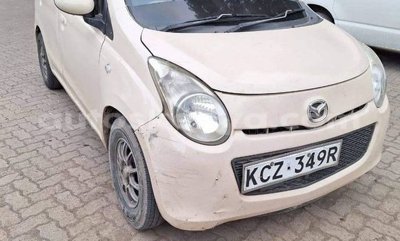 Oofamaa Mazda Carol White Makiinaa iti Bura keessatti Northeast Kenya keessatti Oofamaa Mazda Carol White Makiinaa iti Bura keessatti Northeast Kenya keessatti