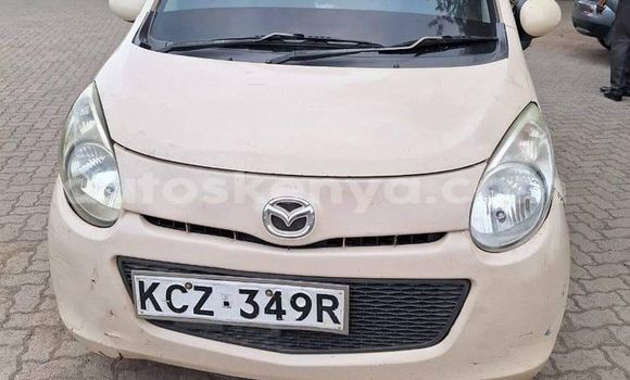 Oofamaa Mazda Carol White Makiinaa iti Bura keessatti Northeast Kenya keessatti Oofamaa Mazda Carol White Makiinaa iti Bura keessatti Northeast Kenya keessatti