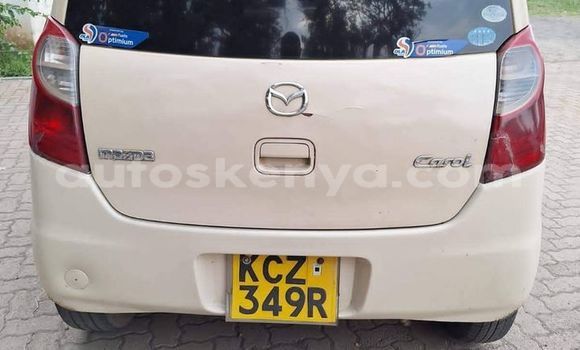 Oofamaa Mazda Carol White Makiinaa iti Bura keessatti Northeast Kenya keessatti Oofamaa Mazda Carol White Makiinaa iti Bura keessatti Northeast Kenya keessatti