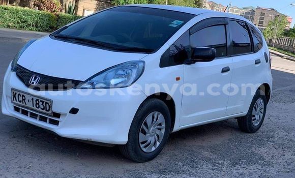 Oofamaa Nissan March White Makiinaa iti Bungoma keessatti West Kenya keessatti Oofamaa Nissan March White Makiinaa iti Bungoma keessatti West Kenya keessatti