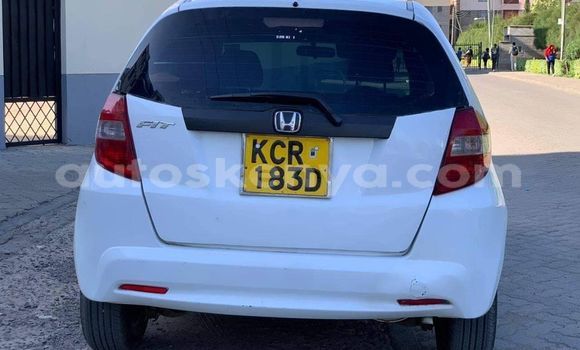 Oofamaa Nissan March White Makiinaa iti Bungoma keessatti West Kenya keessatti Oofamaa Nissan March White Makiinaa iti Bungoma keessatti West Kenya keessatti