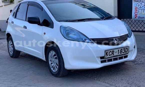 Oofamaa Nissan March White Makiinaa iti Bungoma keessatti West Kenya keessatti Oofamaa Nissan March White Makiinaa iti Bungoma keessatti West Kenya keessatti