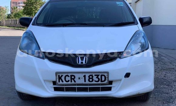 Oofamaa Nissan March White Makiinaa iti Bungoma keessatti West Kenya keessatti Oofamaa Nissan March White Makiinaa iti Bungoma keessatti West Kenya keessatti