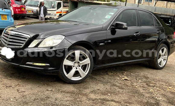 Oofamaa Mercedes-Benz C-Classe Black Makiinaa iti Bura keessatti Northeast Kenya keessatti