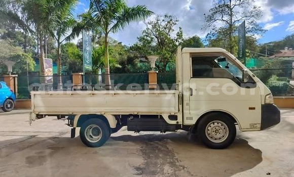 Nunua Ilio tumika Mazda Bongo Nyeupe Gari ndani ya Bura nchini Kaskazini Mashariki mwa Kenya