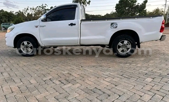 Oofamaa Toyota Hilux White Makiinaa iti Nairobi keessatti Nairobi keessatti Oofamaa Toyota Hilux White Makiinaa iti Nairobi keessatti Nairobi keessatti