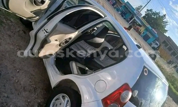 Oofamaa Toyota Passo White Makiinaa iti Nairobi keessatti Nairobi keessatti