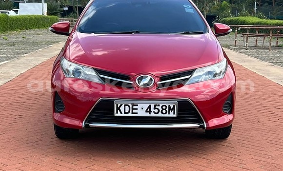 Oofamaa Toyota Auris Red Makiinaa iti Nairobi keessatti Nairobi keessatti