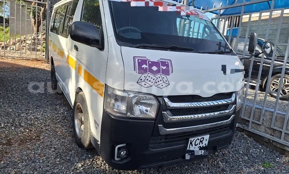 Oofamaa Toyota Hiace White Makiinaa iti Nairobi keessatti Nairobi keessatti