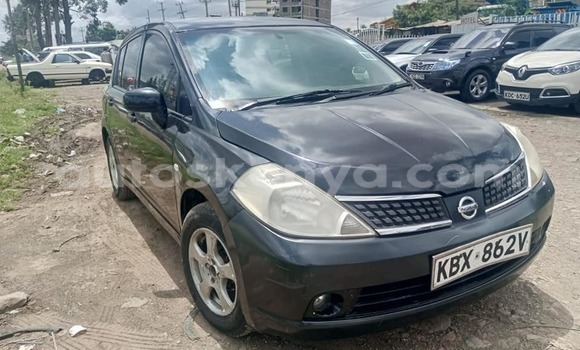 Oofamaa Nissan tiida Black Makiinaa iti Nairobi keessatti Nairobi keessatti