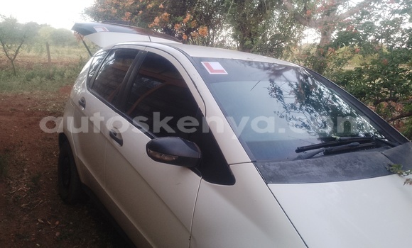 Oofamaa Mercedes-Benz A200 White Makiinaa iti Nairobi keessatti Nairobi keessatti