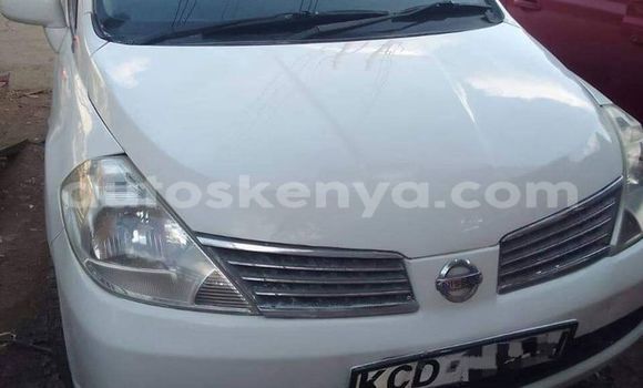 Oofamaa Nissan tiida White Makiinaa iti Bura keessatti Northeast Kenya keessatti