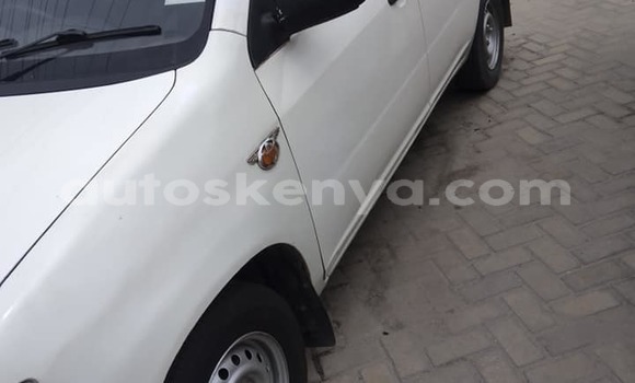 Oofamaa Toyota Probox White Makiinaa iti Bura keessatti Northeast Kenya keessatti Oofamaa Toyota Probox White Makiinaa iti Bura keessatti Northeast Kenya keessatti