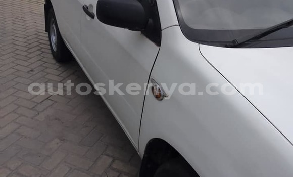 Oofamaa Toyota Probox White Makiinaa iti Bura keessatti Northeast Kenya keessatti Oofamaa Toyota Probox White Makiinaa iti Bura keessatti Northeast Kenya keessatti